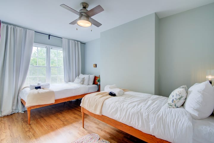 Questa camera da letto comprende due letti singoli XL con materassi in memory foam a media rigidità, biancheria da letto in cotone, una selezione di cuscini e un armadio. I letti sono stati elegantemente realizzati a mano in Texas con legno massello di acero.