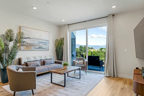 Top Airbnb: Luxury Condo in Toluka Lake in Los Angeles