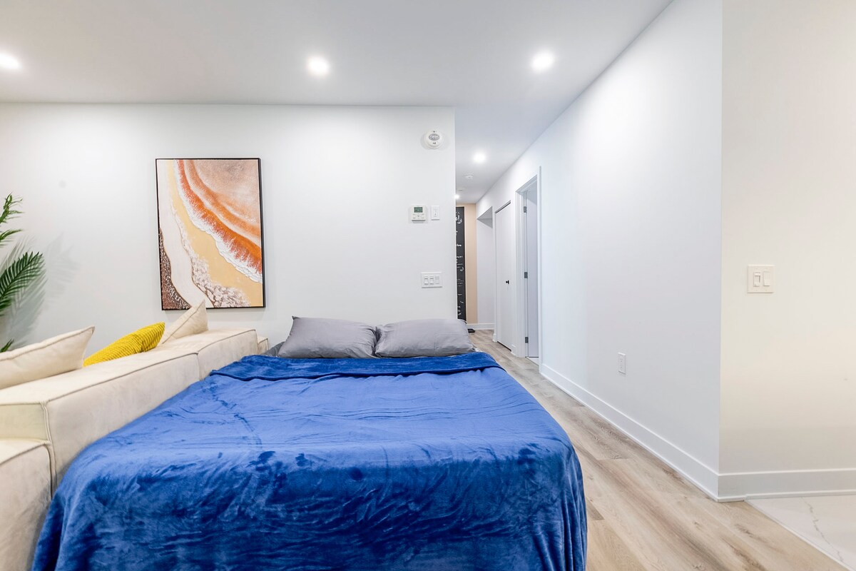 Ხელმისაწვდომია საჰაერო მატრასის რეფენენცია. Დედოფლის ზომის და მისაღებ ოთახში დამონტაჟება შესაძლებელია მეტი დასასვენებელი სივრცის მოთხოვნით:)