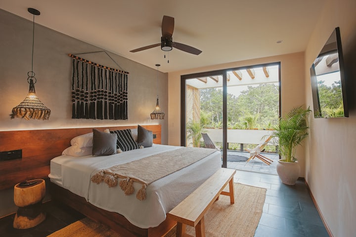 带套房浴室、空调、智能电视和无线网络网的加大双人床卧室