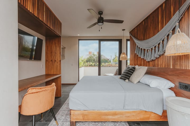 带套房浴室、空调、私人阳台、智能电视和无线网络的加大双人床卧室