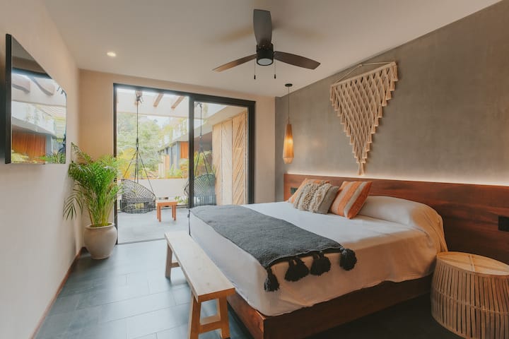 带套房浴室、空调、私人阳台、智能电视和无线网络的加大双人床卧室