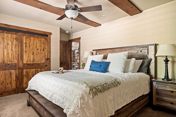 Მყუდრო მთავარ საძინებელში არის დიდი საწოლი და ტელევიზორი, რომელიც გთავაზობთ ცალკე სივრცეს დასვენებისა და დამუხტვისთვის.