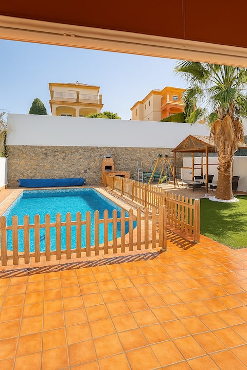Enjoy Granada with your family, pool and BBQ