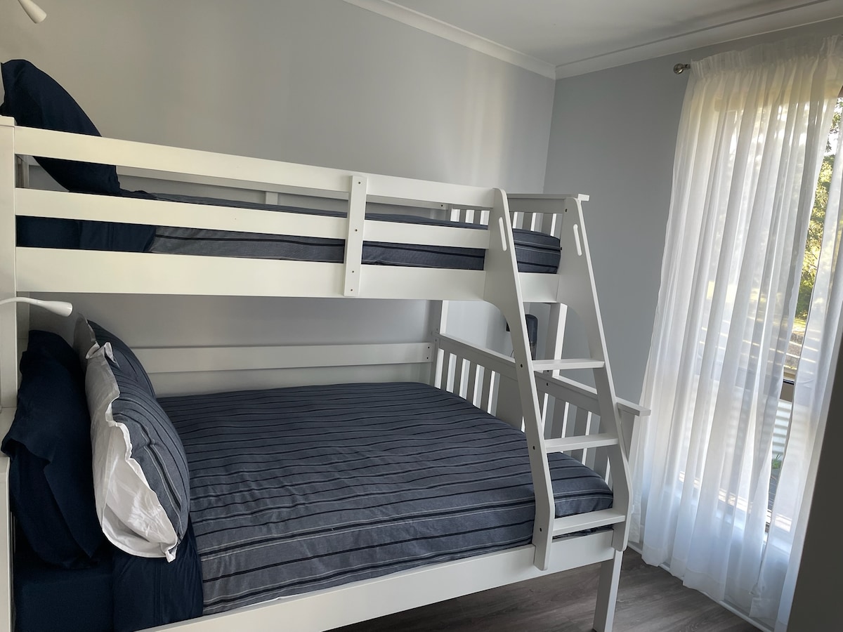 Manželská posteľ s jednolôžkom nad ňou. Šatník (v ktorom sa nachádza žehliaca doska a žehlička, ak je to potrebné).