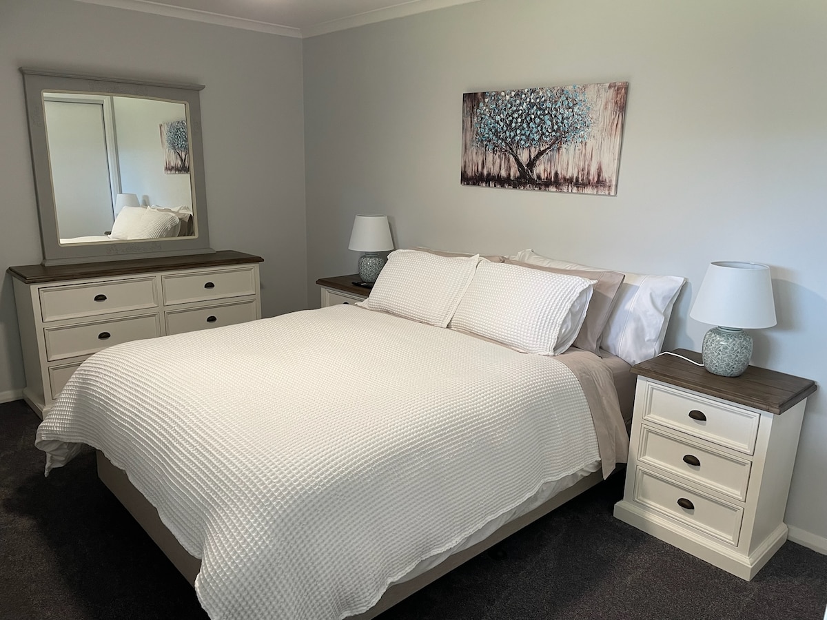 Pohodlná manželská posteľ. V tejto miestnosti je priestor na prenosnú postieľku (môže byť poskytnutá na požiadanie). Vstavané šatníky a komoda. Stropný ventilátor a televízia.