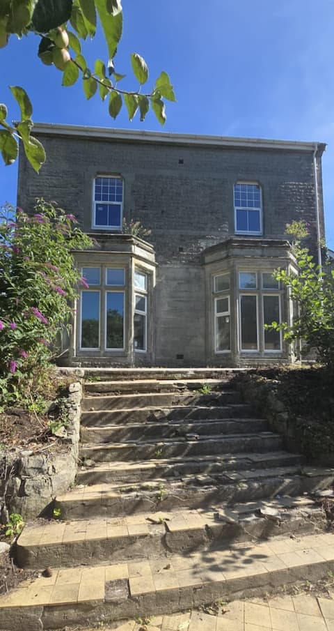 The Manor, South Wales. Pet Friendly-sleeps 16