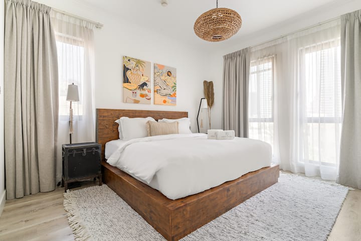 Მთავარი საძინებელი: ელეგანტური დეკორი და ბუნებრივი სინათლე იდეალურ დასვენებას ქმნის სიცოცხლით სავსე დუბაიში!