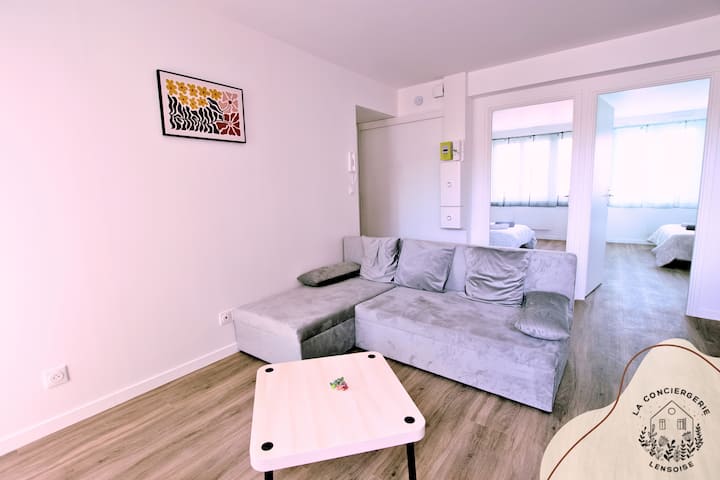 PROSTOR ZA OPUŠTANJE
TV KANALI TNT 
Wi-Fi
KAUČ KOJI SE NE MOŽE PRENAMIJENITI