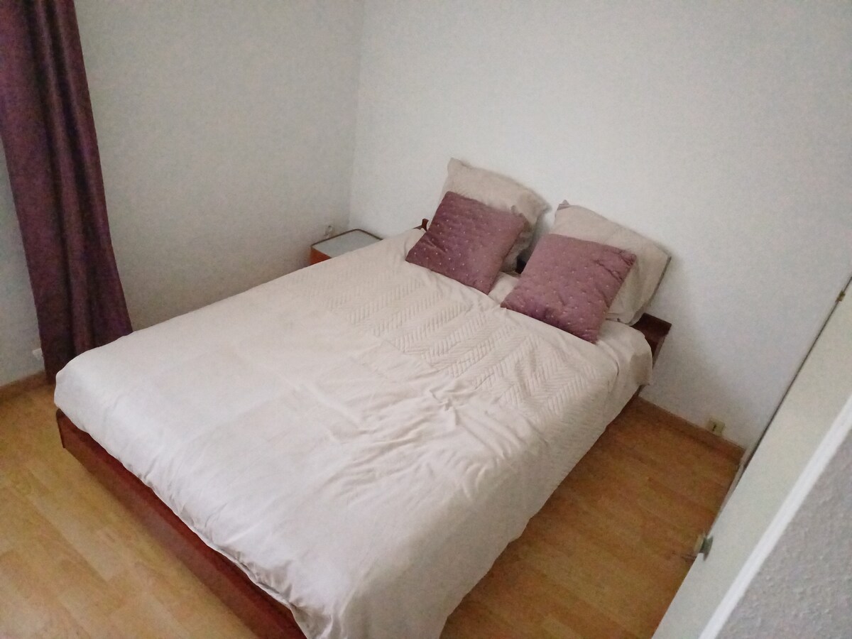 2号卧室配备1张双人床140x190 （可睡2人）。 