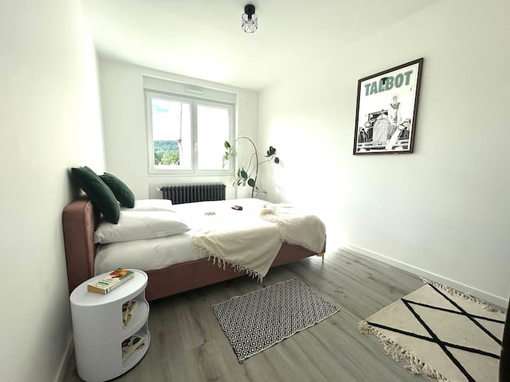 Ეს ოთახი ძალიან ლამაზია, ის სააბაზანოსთანაა და პირდაპირ კრუა-სენტ-კლემენტის ხედი იშლება თავისი ლამაზი მზის ჩასვლით.