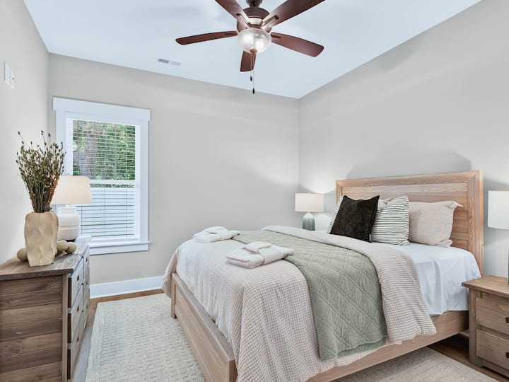 Queen Bedroom- downstairs