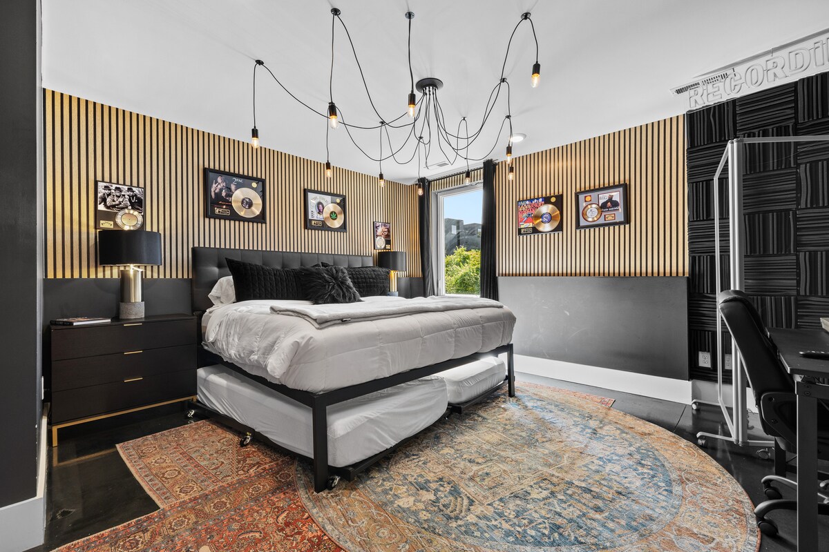 Chumba cha kulala kilichohamasishwa na muziki chenye rekodi za dhahabu, mwanga wa kipekee na muundo wa kisasa, mchanganyiko kamili wa starehe na ubunifu.