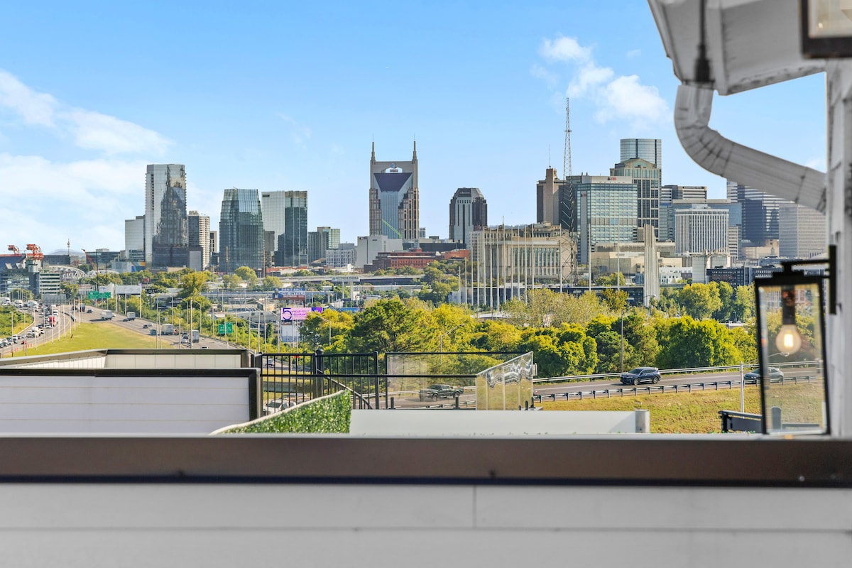 Relaxing Rooftop Hot Tub, Vibrant Home, Mins to DT - Townhouses for Rent in Nashville, Tennessee, United States - Airbnb Relaxing Rooftop Hot Tub, Vibrant Home, Mins to DT - Townhouses for Rent in Nashville, Tennessee, United States - Airbnb