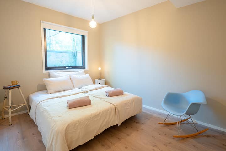 Prostrana i vrlo udobna spavaća soba s dovoljno prostora za 2 osobe.