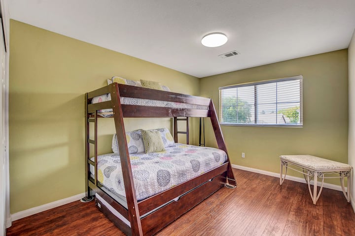 Spavaća soba 4 na katu: kreveti na kat s 2 dvokrevetna i 1 punim krevetom.