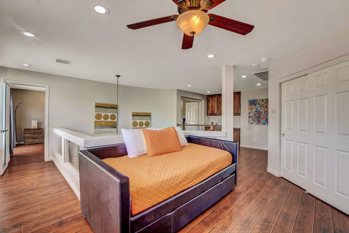 Dnevni krevet s dvostrukim pomoćnim ležajem u potkrovlju/dnevnom boravku