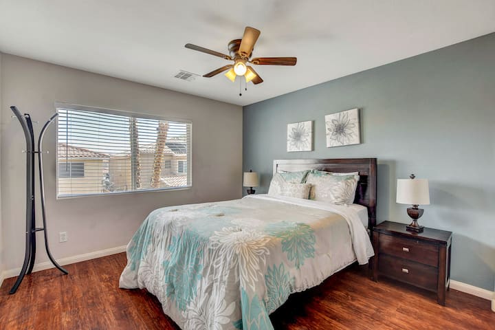 Spavaća soba 1 na katu: bračni krevet i TV