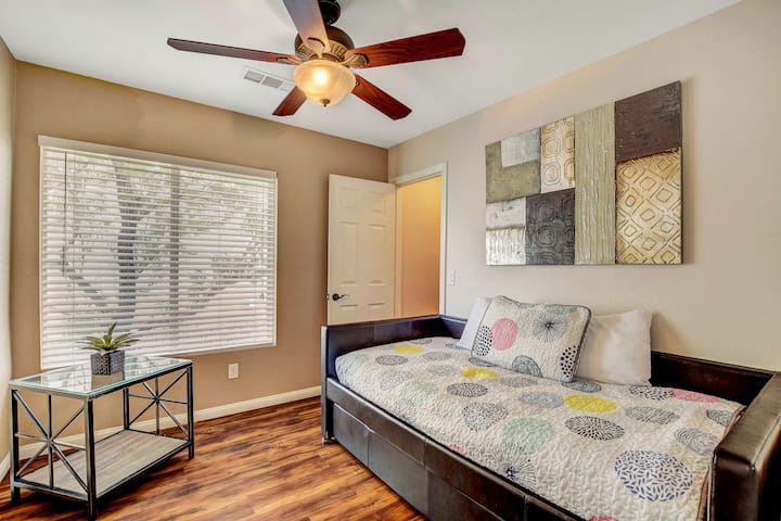 Dnevni krevet s pomoćnim krevetom u spavaćoj sobi na donjem katu.