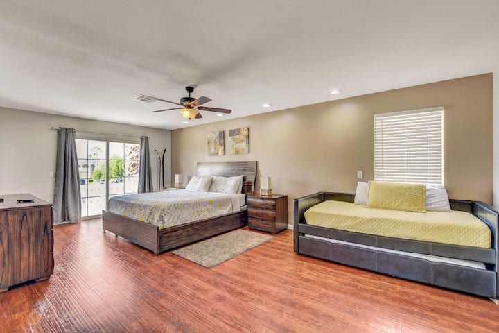 Gornja spavaća soba 5 Glavna spavaća soba: bračni krevet s televizorom i 1 dnevni krevet s dvostrukim pomoćnim ležajem.