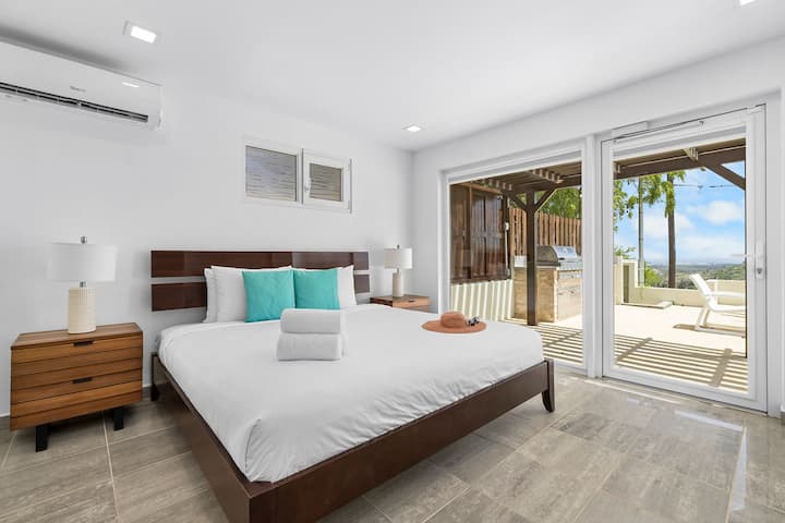 Nuestro cómodo dormitorio ofrece acceso directo al exterior, lo que te permite disfrutar fácilmente del aire fresco, del café de la mañana o de una noche tranquila bajo las estrellas.