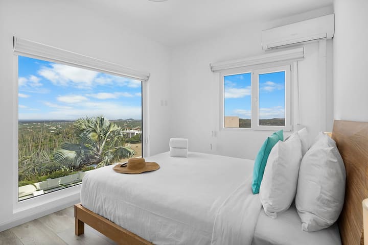 Nuestro acogedor dormitorio ofrece el refugio perfecto con aire acondicionado para una noche de sueño fresco, un televisor para el entretenimiento y una hermosa vista exterior para saludar tus mañanas.