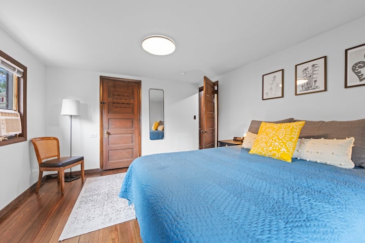 بعد صعود سلالم 1914، ادخل الغرفة واستمتع بالأرضيات الخشبية الأصلية.