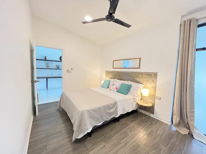 ห้องพักกว้างขวางพร้อมห้องน้ำในตัวที่งดงามที่คุณสามารถเพลิดเพลินกับเตียงขนาดใหญ่และสะดวกสบายพร้อมพื้นที่แต่งตัวและเครื่องปรับอากาศ 
