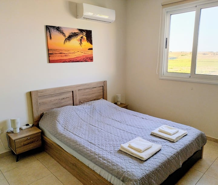 Manželská posteľ Queen s pružinovým matracom