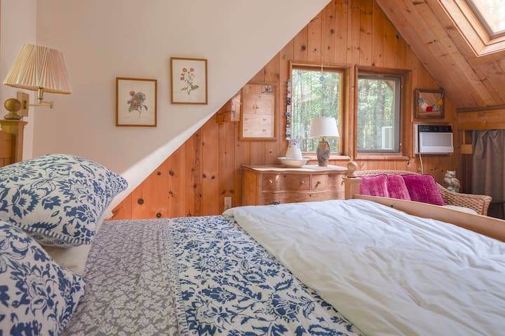 מיטת קווין סייז עם כיסוי מזרן קצף זיכרון Tempur-Pedic. תקרות קתדרלה, חלונות ואור שמי מספקים נופים של יערות ושמיים סביב. ספת נצרים, שולחן עבודה מובנה. מערכת חימום/קירור מפוצלת.