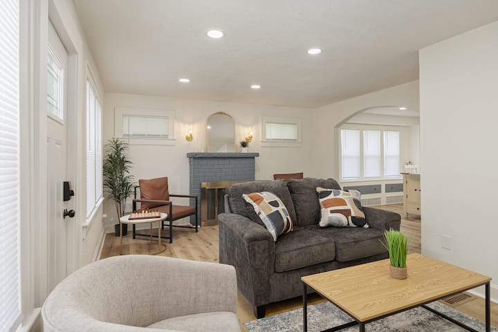 Updated Home W/ Big Yard, Game Room, Coffee Nook! - Saint Joseph
