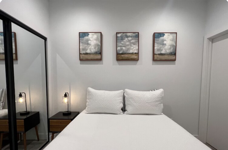 Საძინებლებში არის სათავსოების საჭიროებების მქონე კარადები და ლუქს-კლასის ლეიბები მშვიდი ძილისთვის.