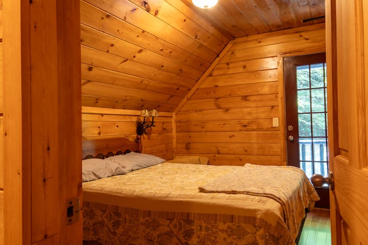 spálňa 3 v hlavnej kabíne, s manželskou posteľou a jednoduchým prístupom na balkón.