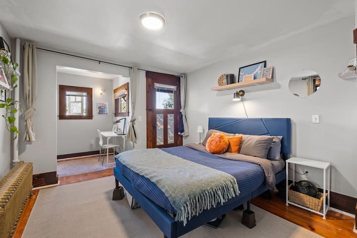 这间舒适的房间配有一张标准双人床和一个靠近窗户的独立工作站。 门通往私人前门廊，非常适合呼吸新鲜空气或享受黄金时刻的光辉。 一个安静的地方，可以休息、充电或完成一些工作。

