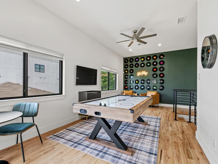 Large 6br Duplex With 2 Kitchens & 2 Game Rooms - Dallas, TX