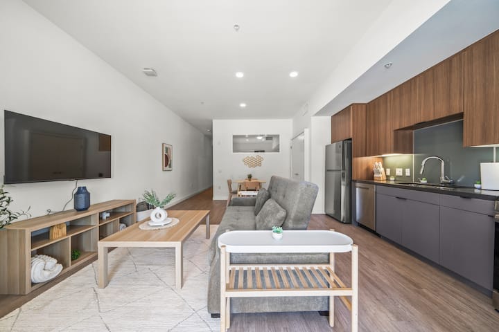 Stylish Condo | Heated Pool & Mins To Shoreline - Long Beach, CA