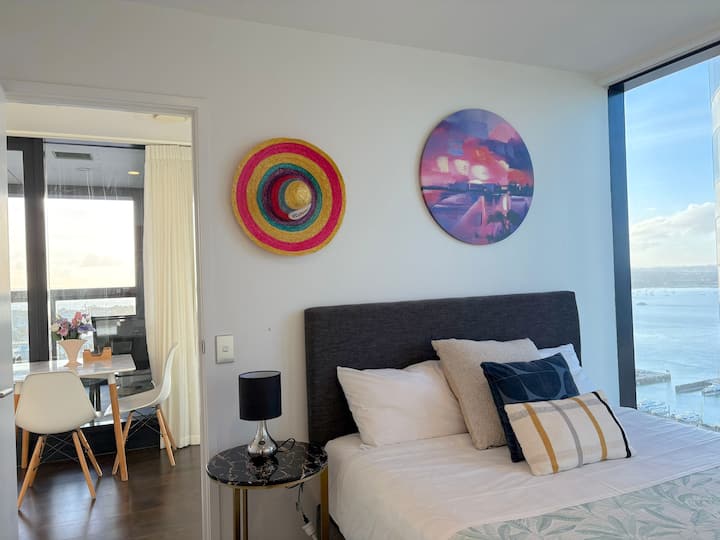 חדר שינה 2, מיטת קווין סייז, וילונות האפלה, חדר רחצה צמוד, שידת לילה, מלתחה.