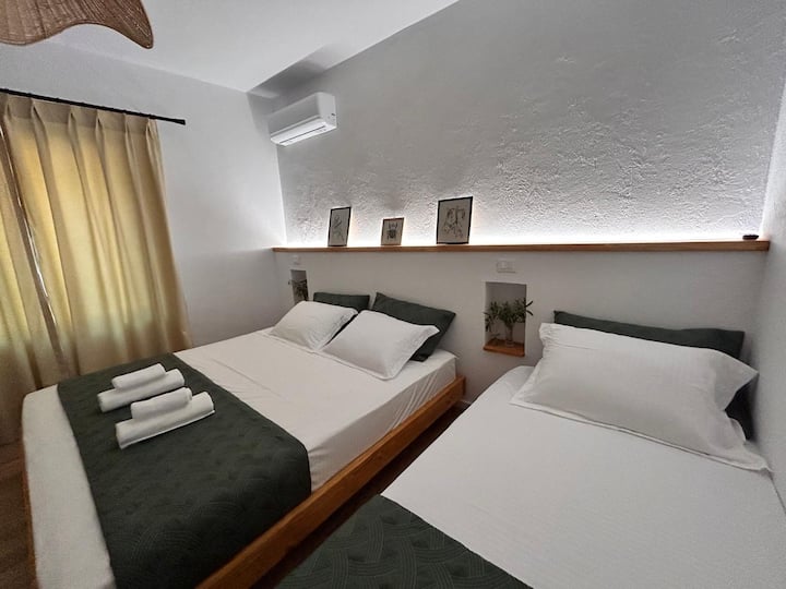 Спалната соба има брачен кревет (широк 150-179 см) и единечен кревет (широк 180-179 см), мебелот и деталите на собата се направени од борово дрво. Собата е опремена со клима уред. 