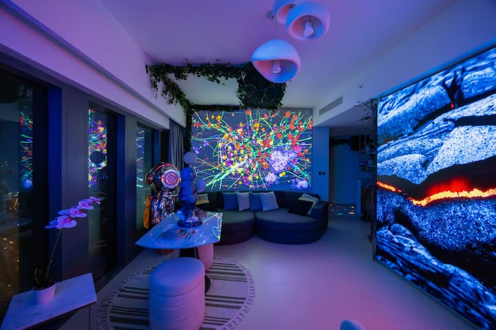 Vista nocturna de la sala de estar