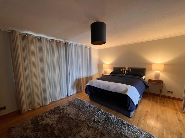 Very spacious King-size room with wardrobe and chest of drawers. Blackout blinds and curtains, very quiet and peaceful.