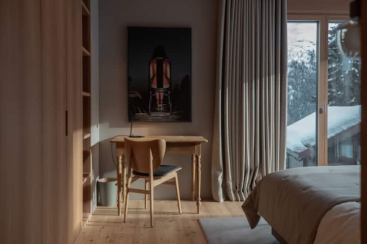 studiya və süita vanna otağı olan əsas yataq otağı