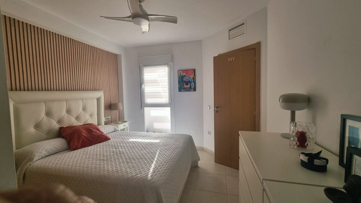 客房配有150厘米双人床、内置衣柜、抽屉家具、天花板风扇和空调