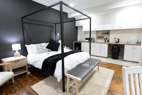 Hilton Avenue Retreat
