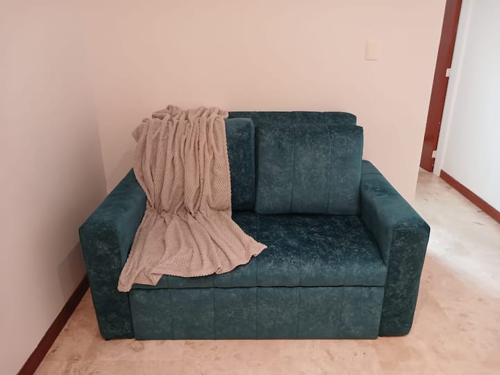 Kitanda cha sofa cha starehe kwa mgeni wa ziada