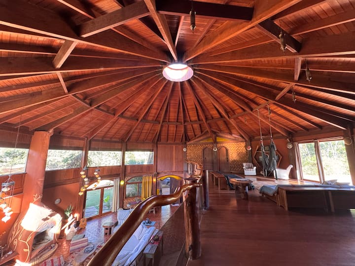 ميزانينو مع أريكتين تعملان أيضًا كأسرّة، للشخصين السابع والثامن.
معدات اليوغا الهوائية للممارسين.