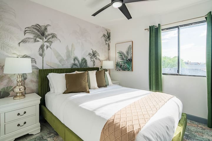 Oddýchnite si v tejto pokojnej izbe s manželskou posteľou, kde sa jemné tropické tóny stretávajú so zlatým svetlom západu slnka a vytvárajú upokojujúci záver vášho dňa.