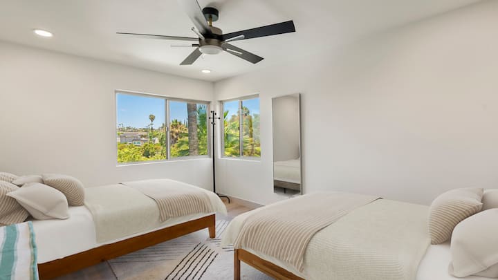 Ფართო განლაგება, რბილი ზეწრები და დამამშვიდებელი ნეიტრალური ტონები.

