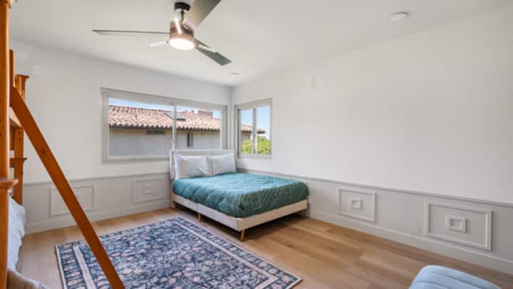 Დედოფლის საწოლი ორსართულიანი საწოლით საძინებელში ორი ტყუპისცალით. 