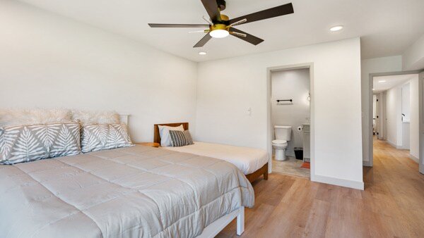 La cama tamaño queen y la individual vienen con su propio baño privado.