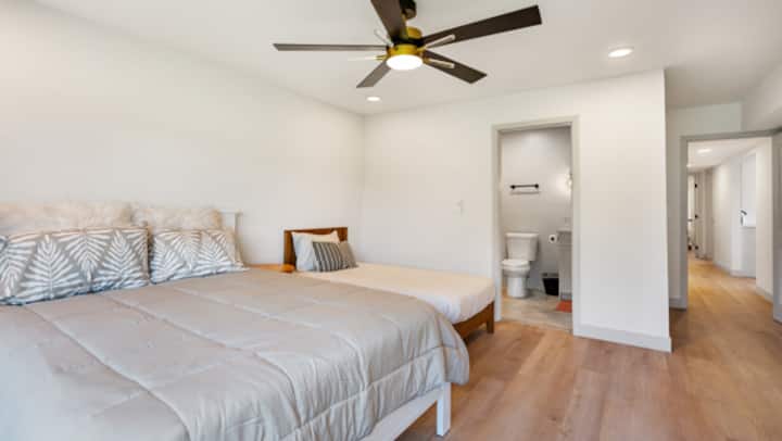 Დედოფალსა და ტყუპს ცალკე სააბაზანო აქვს.